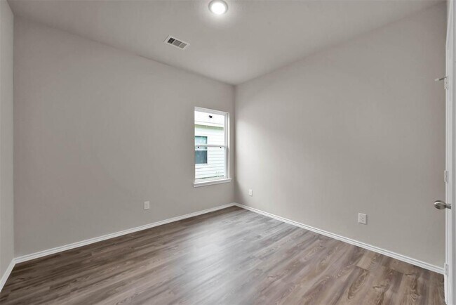 Building Photo - 419 E Avenue G