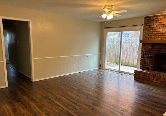 Building Photo - 3 bedroom 2 bath Edmond Duplex