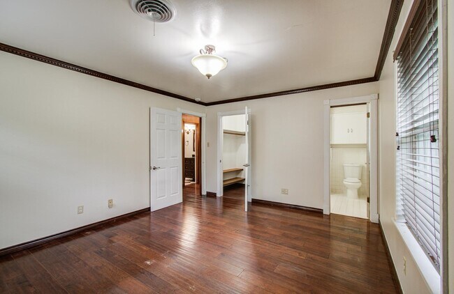 Building Photo - 1722 Front St