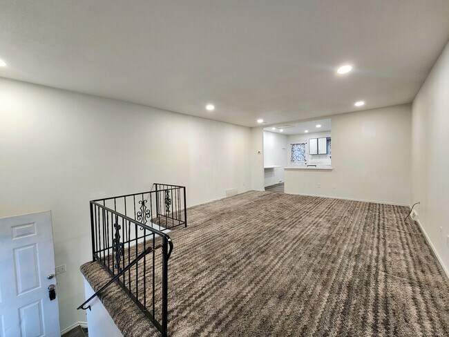 Building Photo - 832 S Waterleaf Pl