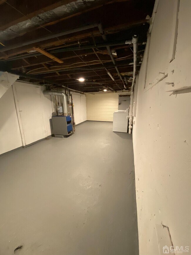 Building Photo - 28 Victoria Ave