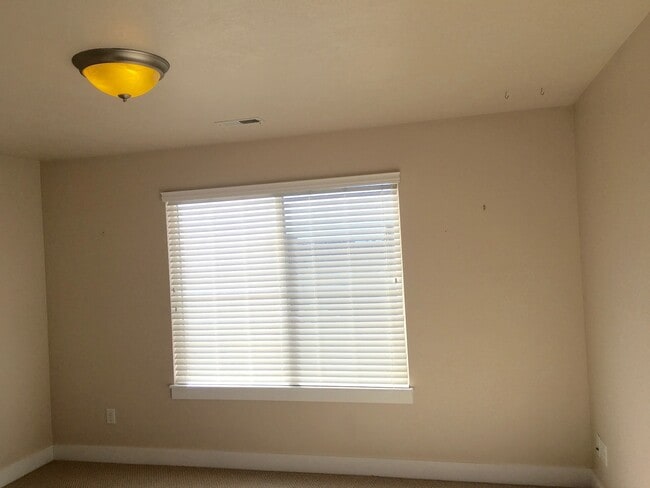 Building Photo - Luxury Townhome in Sandy!!