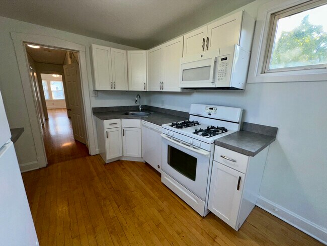 Building Photo - 5058 W Carmen Ave