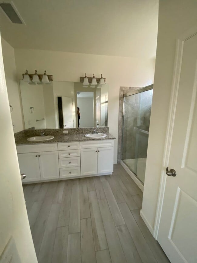 Building Photo - Spacious open and new in Kingsburg
