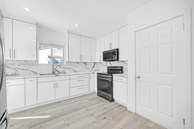 Building Photo - 876 NE 81st St