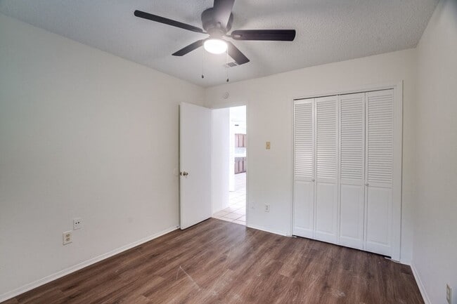 Building Photo - 10310 Little Pebble Dr