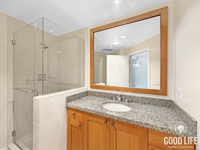 Building Photo - Sophisticated 1BD/2BA Condo in Marina District with City & Bay Views, Office & Resort-Style Ameni...