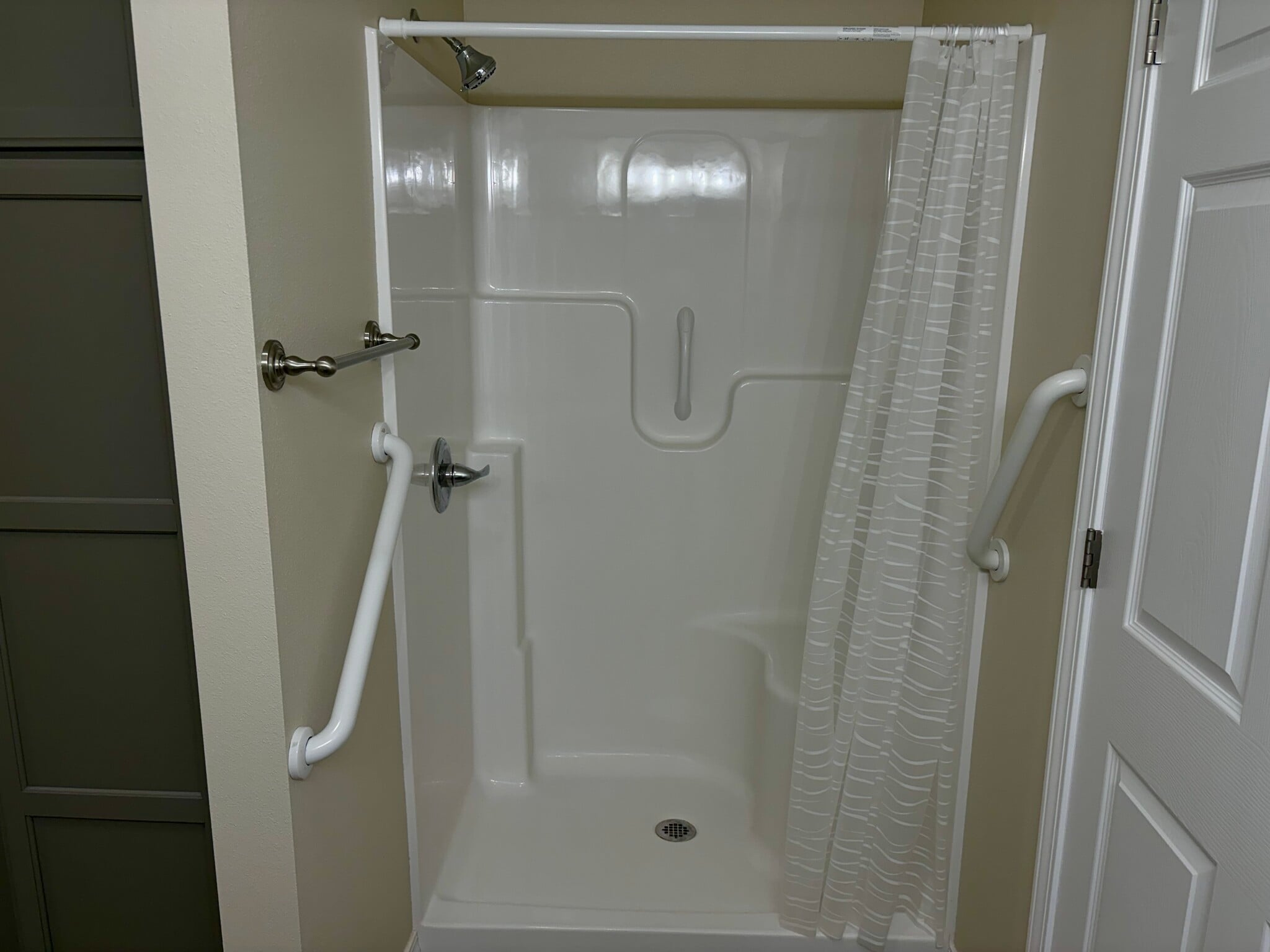 Walk in Shower - 1906 Ontario Ct