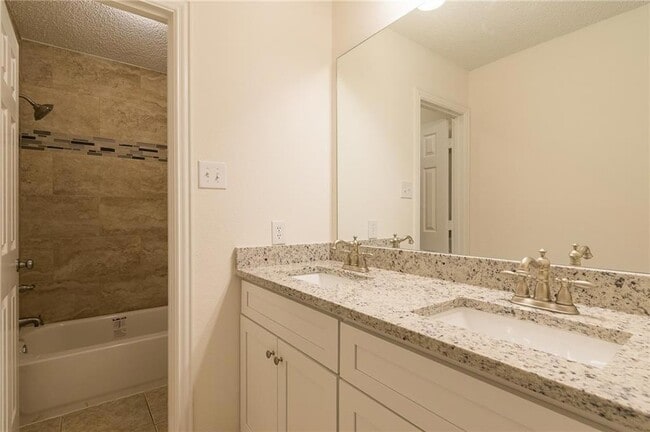 Building Photo - 2108 Monticello Cir