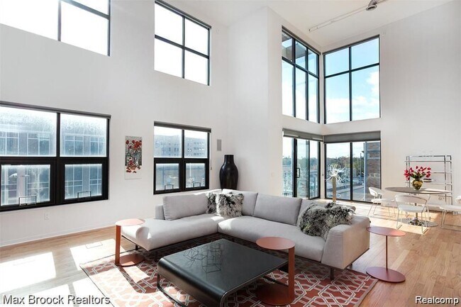 Building Photo - 100 N Center St