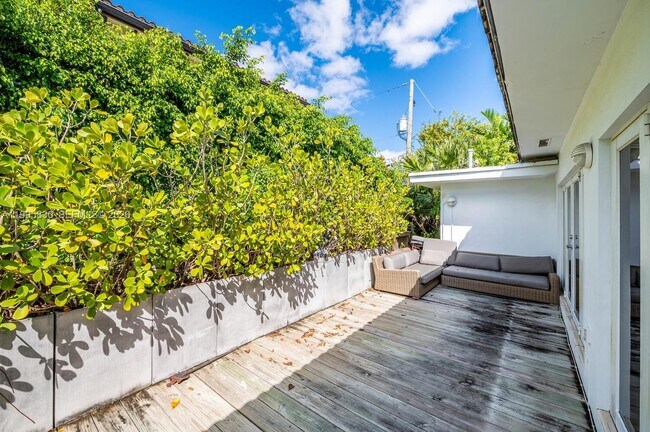 Building Photo - 9520 E Broadview Dr