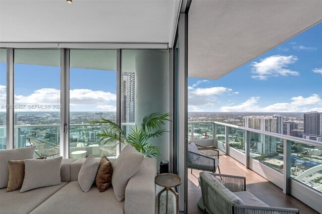 Building Photo - 900 Biscayne Blvd