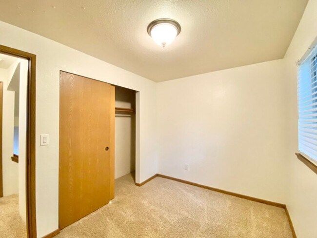 Building Photo - Quaint 2BR 1.5BA Condo in the Vineyards
