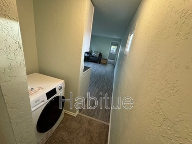 Building Photo - 2318 W Targee St