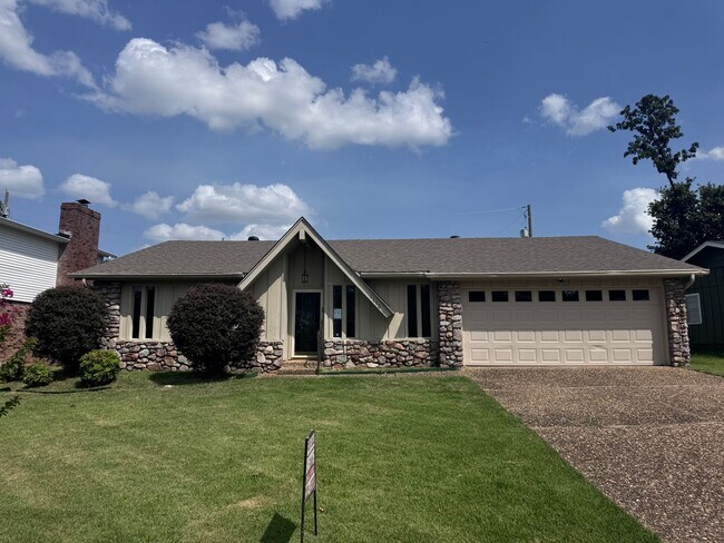 Building Photo - 1115 Briar Creek Rd