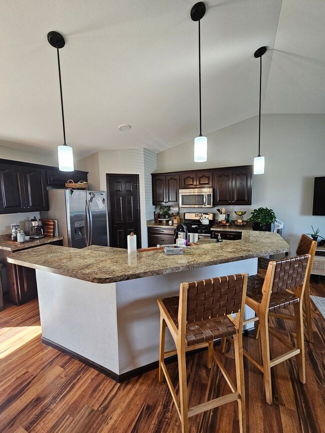 Building Photo - 4 BED | 3 BATH | SPLIT-FOYER HOME | DOUBLE...