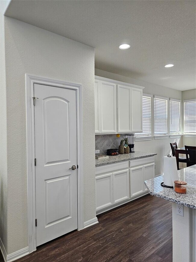 Building Photo - 15915 Cessida St