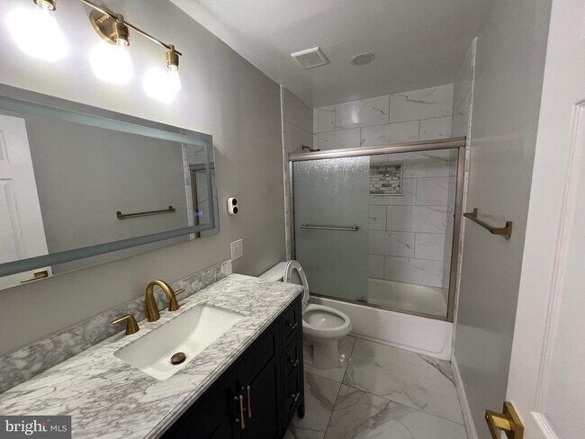 Building Photo - 8297 Londonderry Ct