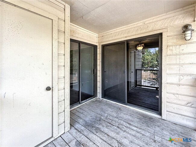 Building Photo - 421 W San Antonio St
