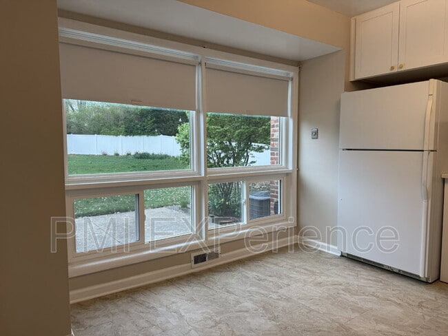 Building Photo - 6108 Lone Oak Dr