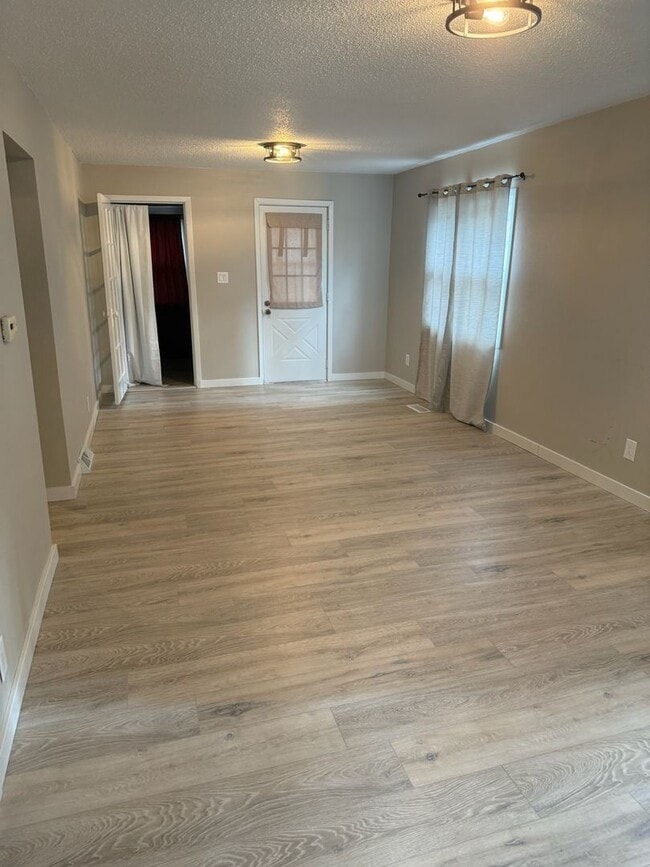 Building Photo - 3 Bedroom 1 Bathroom single family home