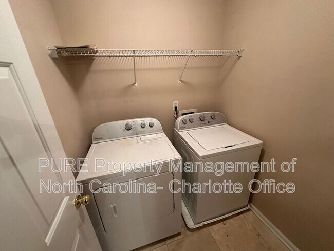Building Photo - 6033 Queens Walk Ct