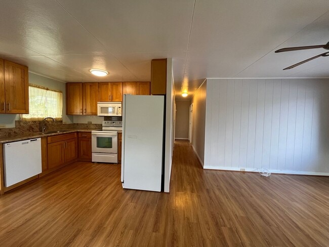 Building Photo - Wonderful Kaneohe 3 bedrooms, 1.5 bath House with Carport - Avail now!