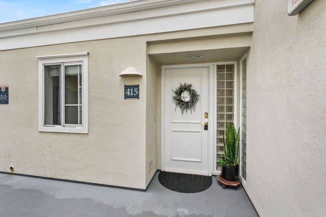 Building Photo - Elegant Furnished Penthouse Retreat with Treetop Views