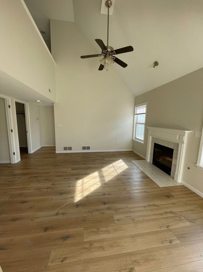 Building Photo - 4 bed 2.5 bath home in quiet Seven Oaks Su...