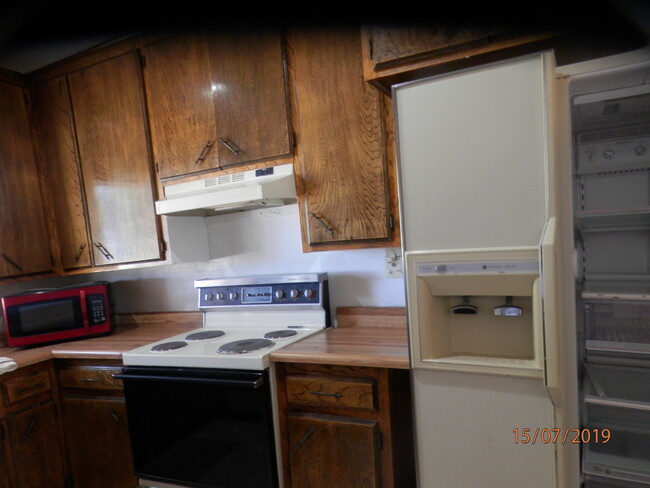 kitchen has stove, fridge, lots of cabinets - 1050 Alta Ave