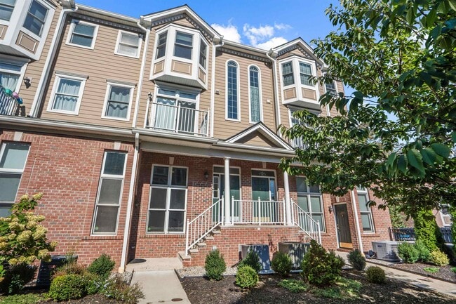 Building Photo - 292 Roslyn Ct