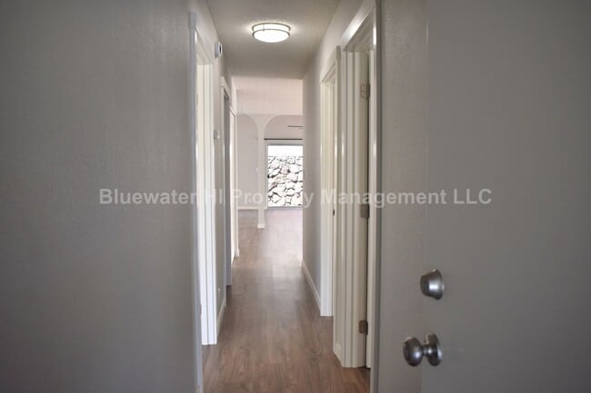 Building Photo - Renovated Single Level 3/2 w/ garage Waipi...