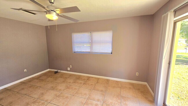 Building Photo - Charming Corner Lot Home in Deland- Near T...