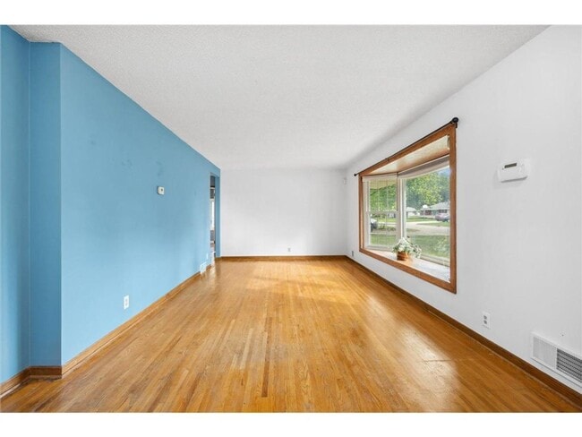 Building Photo - 4 Bed - 2 Bath Brooklyn Park Home with Lar...