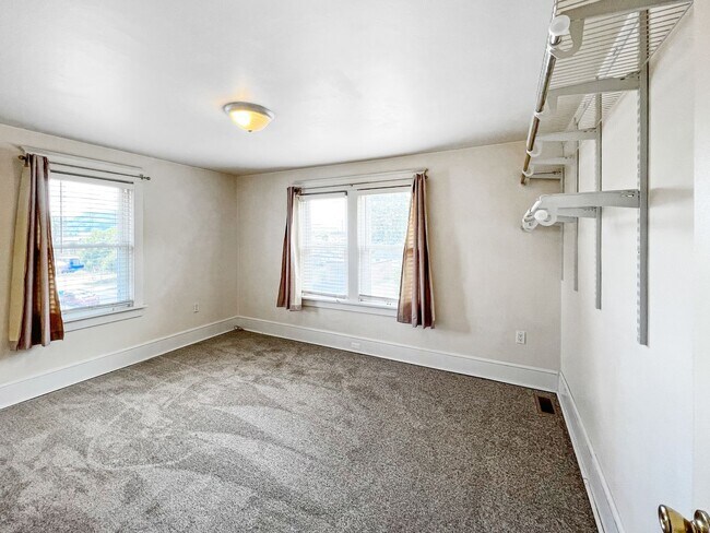 Building Photo - Cozy 3BR/1BA - Pet Friendly Up To 2 Pets Under 35#