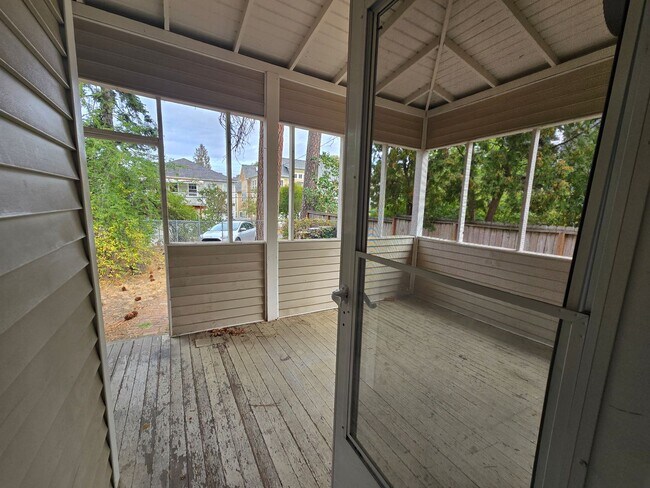 Building Photo - South Hill Home!! Available Now!
