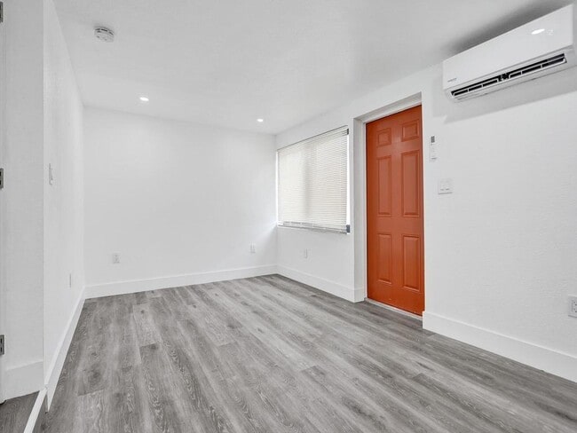 Building Photo - 940 SW 28th St