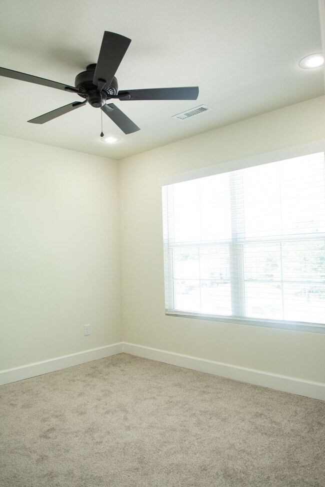 Building Photo - Available June 10th! Townhouse in the heart of West Fork !