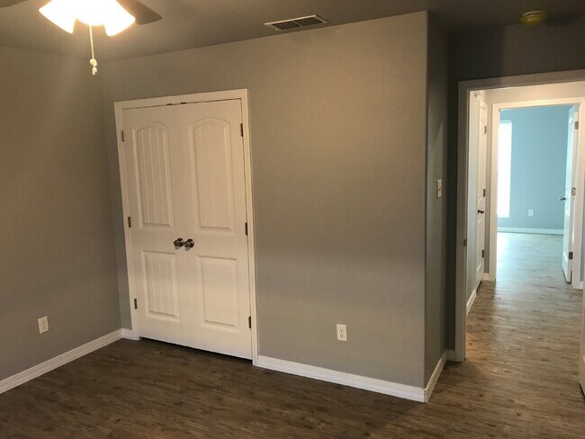 Building Photo - 3/2 In Willow Bend!