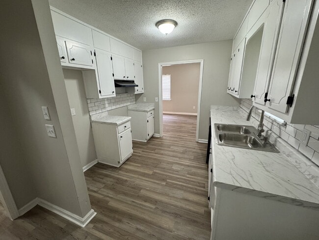 Building Photo - Charming 3-Bedroom, 2-Bath Home with 1,632...
