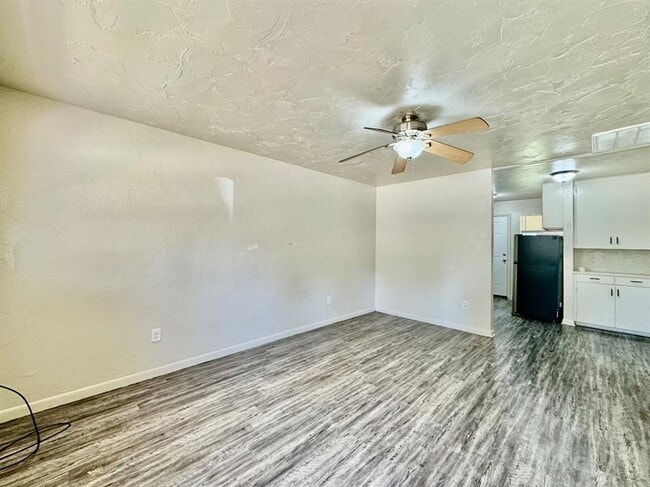 Building Photo - 528 N Baumann Ave