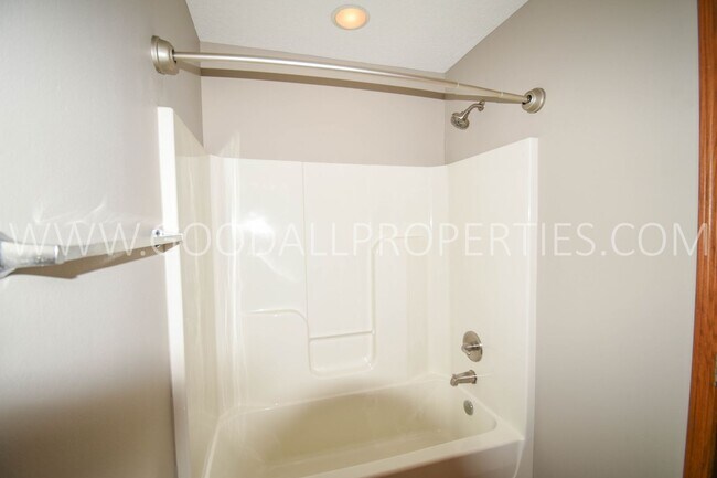 Building Photo - 3 bed 2.5 bath Single Family Home with fenced in yard!