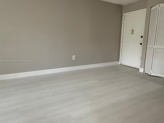 Building Photo - 870 NW 87th Ave