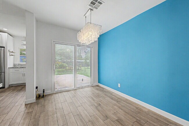 Building Photo - Blue Beauty in Historic District!!