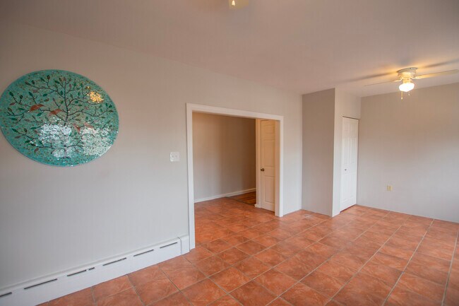 Building Photo - 2553 E Somerset St