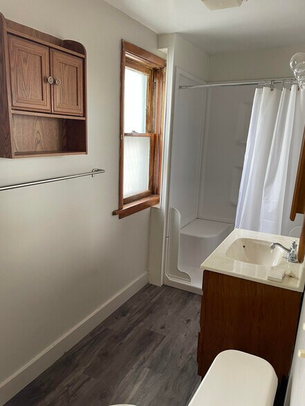 bathroom - 723 S Pennsylvania Ave