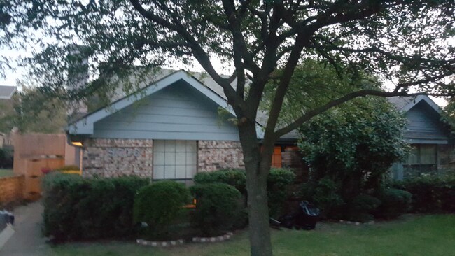 Building Photo - 9716 Summerwood Cir