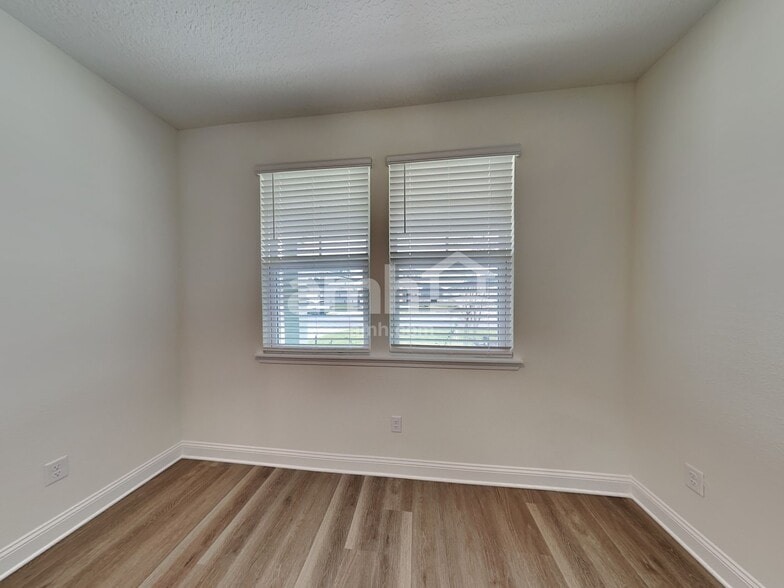 Building Photo - 11661 Hillside Dr