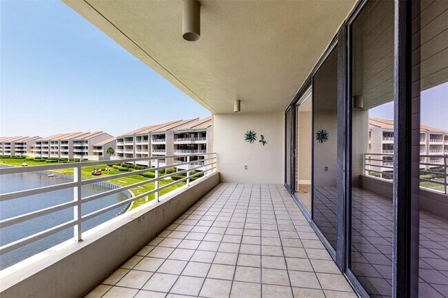 Building Photo - 2775 Kipps Colony Dr S