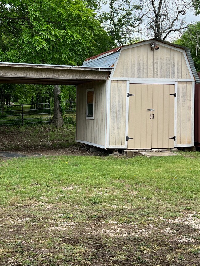Shop/storage building - 5637 FM 813